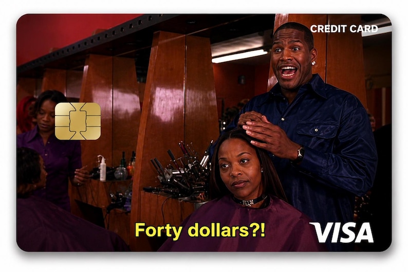 K&ouml;nnte beinhalten: Kreditkartendesign mit einer Filmszene. Die Karte zeigt einen Mann und eine Frau in einem Salon, mit dem Text "Forty dollars?!" und dem Visa-Logo. Die Karte hat auch einen goldenen Chip.