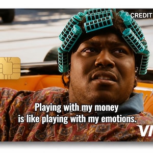 K&ouml;nnte beinhalten: Kreditkartendesign mit einer Person mit t&uuml;rkisfarbenen Lockenwicklern in einem orangefarbenen Auto. Die Karte hat einen goldenen Chip und den Text "Mit meinem Geld zu spielen ist wie mit meinen Emotionen zu spielen." Das Visa-Logo ist sichtbar.