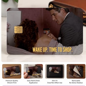K&ouml;nnte beinhalten: Rechteckige Kreditkartenhaut mit einer Filmszene und dem Text "WAKE UP. TIME TO SHOP." Die Kartenhaut hat einen goldenen quadratischen Chip und ist zum Aufkleben konzipiert. Es ist eine lustige, &auml;sthetische M&ouml;glichkeit, Ihre Karte zu personalisieren.