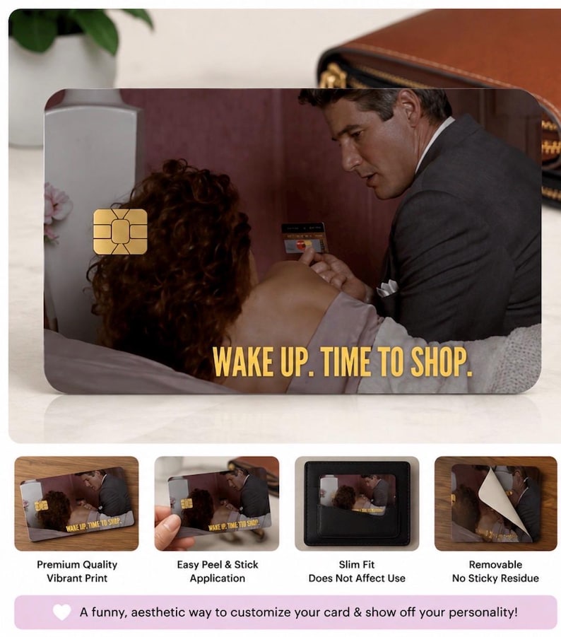 K&ouml;nnte beinhalten: Rechteckige Kreditkartenhaut mit einer Filmszene und dem Text "WAKE UP. TIME TO SHOP." Die Kartenhaut hat einen goldenen quadratischen Chip und ist zum Aufkleben konzipiert. Es ist eine lustige, &auml;sthetische M&ouml;glichkeit, Ihre Karte zu personalisieren.