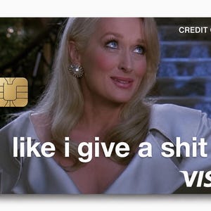 K&ouml;nnte beinhalten: Kreditkarte mit dem Bild einer Frau mit blonden Haaren und blauen Augen. Die Karte tr&auml;gt den Text "like i give a shit" und "VISA". In der oberen rechten Ecke steht "CREDIT CARD".
