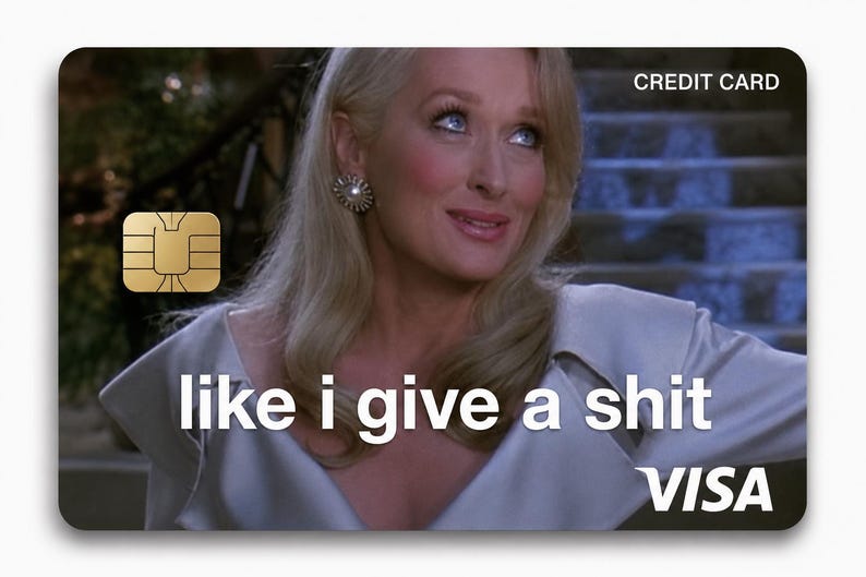 K&ouml;nnte beinhalten: Kreditkarte mit dem Bild einer Frau mit blonden Haaren und blauen Augen. Die Karte tr&auml;gt den Text "like i give a shit" und "VISA". In der oberen rechten Ecke steht "CREDIT CARD".