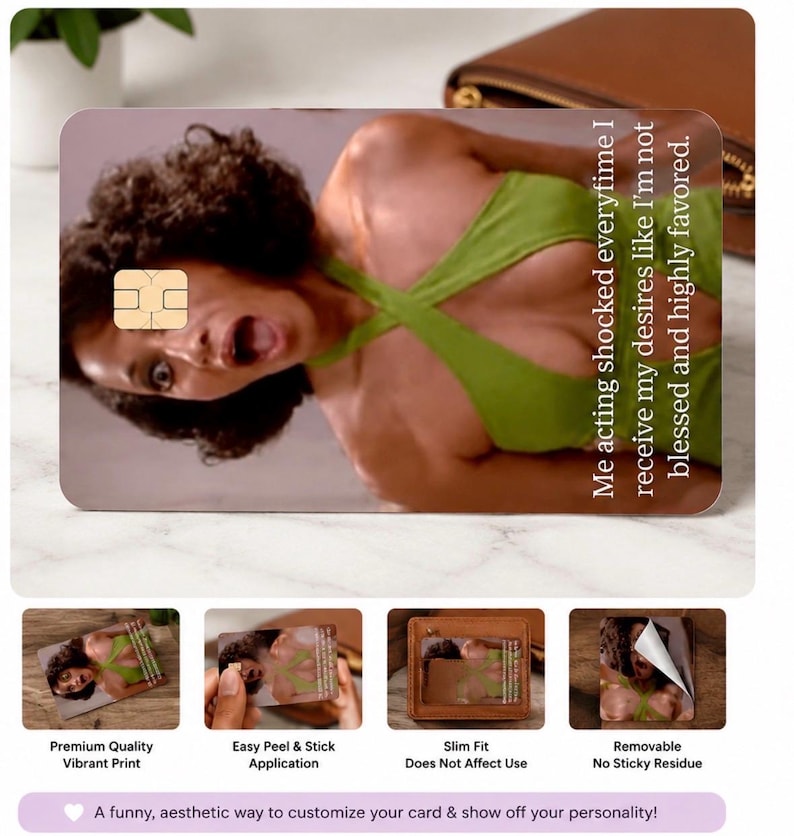 K&ouml;nnte beinhalten: Eine rechteckige Karte mit einer Frau in einem gr&uuml;nen Oberteil mit dem Text "Me acting shocked everytime I receive my desires like I'm not blessed and highly favored." Die Karte hat einen goldenen Chip und wird mit anderen Karten und einer Brieftasche gezeigt.