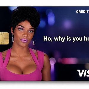 K&ouml;nnte beinhalten: Kreditkartendesign mit einer Frau mit dunklem Haar und einem rosa Kleid. Die Karte hat einen goldenen Chip und den Text "Ho, why is you here?" und "VISA". Der Hintergrund ist ein verschwommenes Lila und Blau.