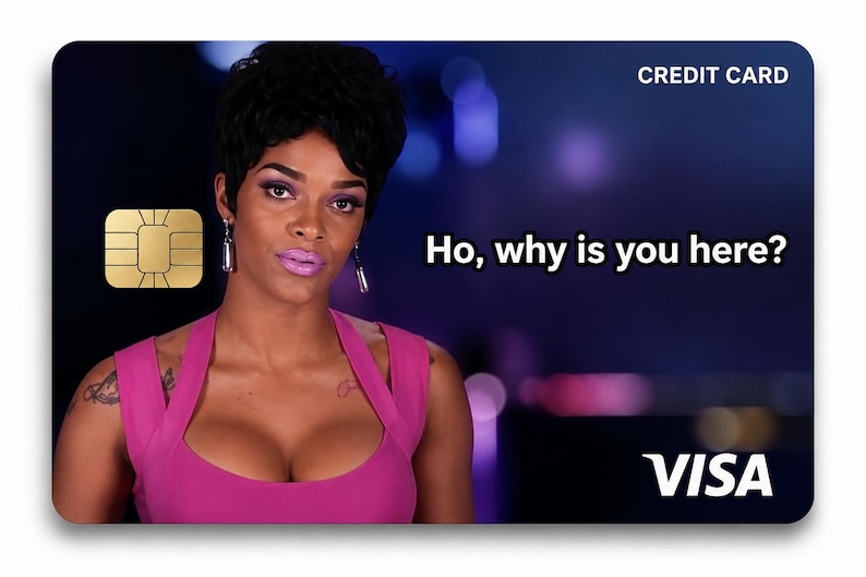 K&ouml;nnte beinhalten: Kreditkartendesign mit einer Frau mit dunklem Haar und einem rosa Kleid. Die Karte hat einen goldenen Chip und den Text "Ho, why is you here?" und "VISA". Der Hintergrund ist ein verschwommenes Lila und Blau.
