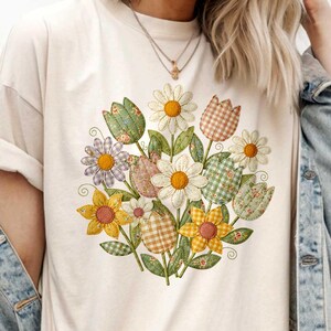 KUNST- Patchwork Frühlings Blumen Retro T-Shirt: Hippie Boho Cottagecore Grafik-T-Shirt