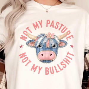 Camiseta FUX Patchwork com Estampa de Vaca: Camiseta Hippie Boho com Estampa de Animal Himalaia - Humor com Meme de Vaca