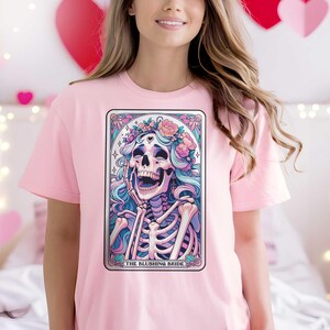 Camiseta con la carta del tarot de la novia ruborizada, camiseta de esqueleto dibujado a mano, top retro divertido de despedida de soltera, camiseta bohemia hippie de amor, camiseta de boda con cuello redondo