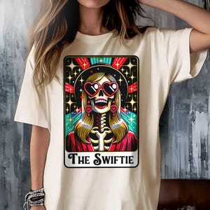 Camiseta con carta de tarot de fan de Taylor Swift, camiseta de esqueleto dibujado a mano, top retro divertido de Tay Tay, camiseta bohemia para amantes de Swiftie, camiseta de cuello redondo de Blondie