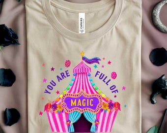 Camiseta rosa con diseño de carpa de circo: Camiseta hippie retro con temática de carnaval mágico (Camiseta femenina vibrante)