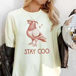 Groovy Taube mit Sonnenbrillen T-Shirt: Vintage Boho Bird Pun Tee