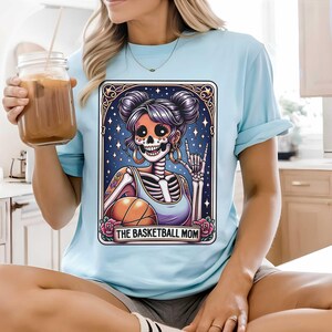 Camiseta de tarot para mamá de baloncesto, camiseta de esqueleto dibujado a mano, top retro divertido para mamá, camiseta bohemia hippie "Amor de mamá", camiseta de cuello redondo Y2K Game Day