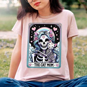 Chemise de carte de tarot de maman de chat, t-shirt squelette dessiné à la main, haut rétro drôle de maman d'animal de compagnie, t-shirt bohème hippie amoureux des animaux, t-shirt col rond félin kitty