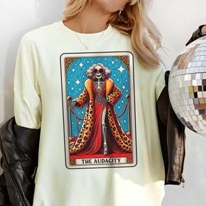 Camiseta con la carta del tarot de la Reina Glamour, camiseta con esqueleto dibujado a mano, top retro divertido de Karen Audacity, camiseta bohemia Queenie Glam, camiseta de cuello redondo Royal
