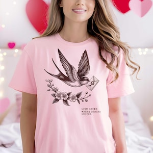 Camiseta vintage con pájaro de primavera, camiseta con pájaro marrón dibujado a mano, camiseta retro hippie con amor de Pascua, camiseta de temporada de San Valentín, camiseta coqueta con cuello redondo
