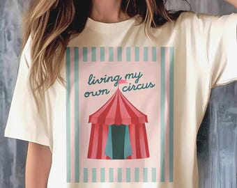 Camiseta gráfica de circo roja y rosa: Camiseta bohemia hippie vibrante con temática de carnaval (Fun Haus)