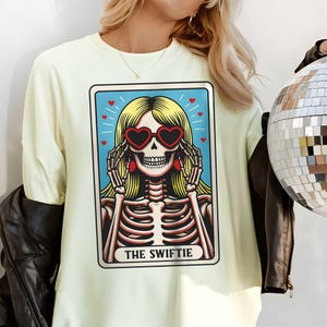 Camiseta con carta de tarot de fan de Taylor Swift, camiseta de esqueleto dibujado a mano, top retro divertido de Tay Tay, camiseta bohemia para amantes de Swiftie, camiseta de cuello redondo de Blondie