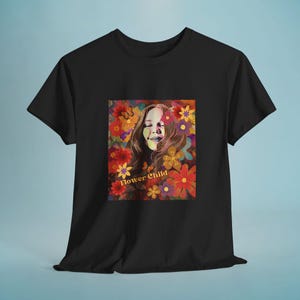 レトロなヒッピーアートとカラフルな花柄が特徴のヴィンテージフラワーチャイルドTシャツ。自然愛好家へのギフトとして70年代ボヘミアン調の美しい贈り物。