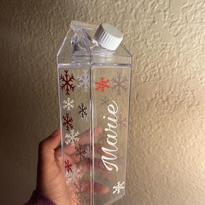 Gepersonaliseerde naam beker melkpak waterfles herbruikbare beker sneeuwvlokken glitter glanzend cadeau voor haar aangepaste beker kerstcadeau idee