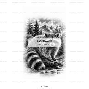Op de afbeelding: Een zwart-witte grafische print met een wasbeer op een boomstam bij het water, met een bos en bergen op de achtergrond. De tekst LASERVAULT PROTECTED PREVIEW staat in het midden. De onderste tekst luidt 04 Raccoon 100 x 100 mm slate.