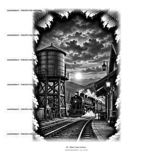 Op de afbeelding: Een zwart-wit digitale illustratie getiteld 04 Water Tower Station, met een stoomlocomotief op rails naast een watertoren en stationsgebouw onder een bewolkte lucht met een felle zon. De afbeelding heeft een decoratieve rand en tekst.