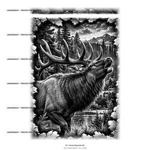 以下が含まれることがあります： 07 Rocky Mountain Elkと題された白黒のグラフィックプリント。大きな角を持つ詳細なエルクが、山々のある森林風景の中に描かれています。画像はギザギザの石のような縁取りで囲まれており、LASERVAULT PROTECTED PREVIEWというテキストが含まれています。