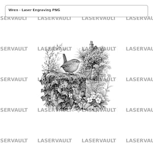 Puede incluir: Una ilustración digital en blanco y negro de un pequeño chochín posado sobre un tocón de árbol cubierto de musgo. La escena incluye follaje detallado, hiedra y una pequeña casa de piedra al fondo. El texto "Wren - Laser Engraving PNG" aparece arriba.