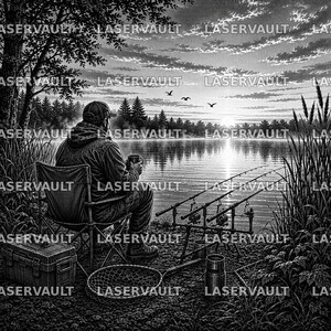 Puede incluir: Una ilustraci&oacute;n en blanco y negro de una persona sentada en una silla plegable junto a un lago, sosteniendo una taza. Tres ca&ntilde;as de pescar est&aacute;n colocadas en un soporte, con una caja de aparejos y una red en el suelo. Se ve el amanecer.