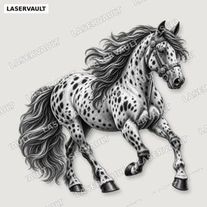 Puede incluir: Una ilustraci&oacute;n en blanco y negro de un caballo moteado con crines y cola fluidas, que lleva una brida. La imagen presenta el texto repetido LASERVAULT en todo el dise&ntilde;o. El caballo se muestra en una pose din&aacute;mica de trote con cascos oscuros.