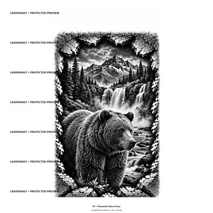 Puede incluir: Una impresi&oacute;n gr&aacute;fica en blanco y negro que muestra un oso negro detallado en primer plano, con una cordillera, un bosque de pinos y una cascada al fondo. La escena est&aacute; enmarcada por un borde texturizado con el texto LASERVAULT PROTECTED PREVIEW.