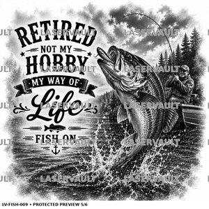 Puede incluir: Un dise&ntilde;o gr&aacute;fico en blanco y negro que muestra un pez grande saltando fuera del agua con una persona en un bote al fondo. El texto dice: RETIRED NOT MY HOBBY MY WAY OF LIFE FISH ON. El dise&ntilde;o incluye un icono de pez peque&ntilde;o y un ancla.