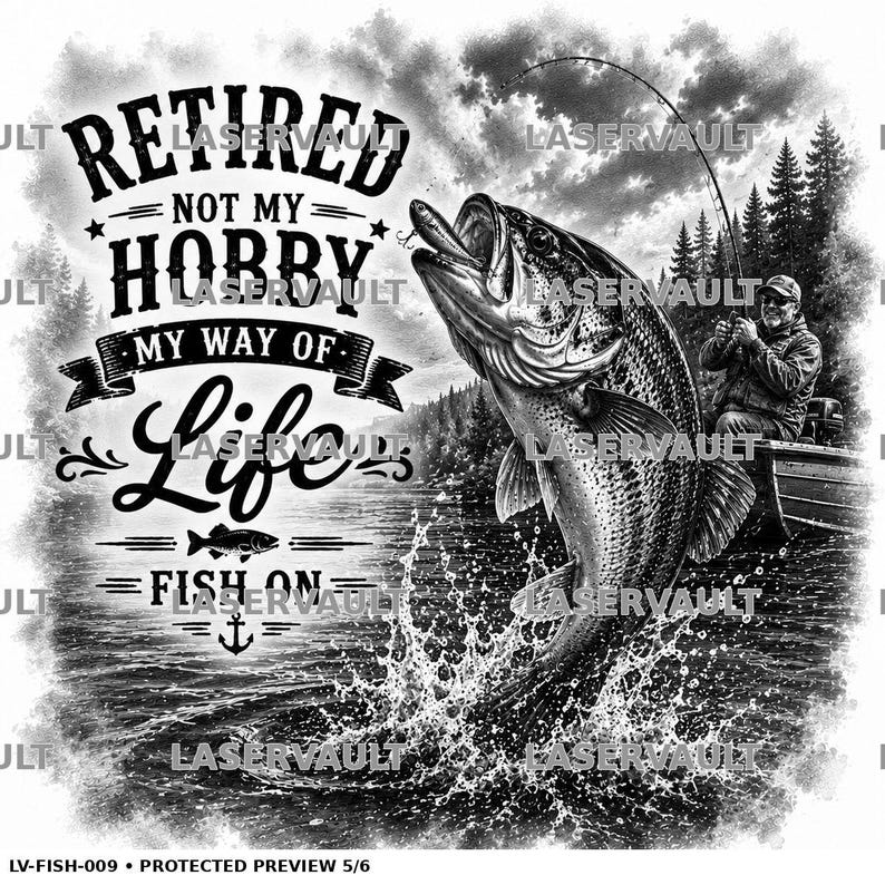 Puede incluir: Un dise&ntilde;o gr&aacute;fico en blanco y negro que muestra un pez grande saltando fuera del agua con una persona en un bote al fondo. El texto dice: RETIRED NOT MY HOBBY MY WAY OF LIFE FISH ON. El dise&ntilde;o incluye un icono de pez peque&ntilde;o y un ancla.