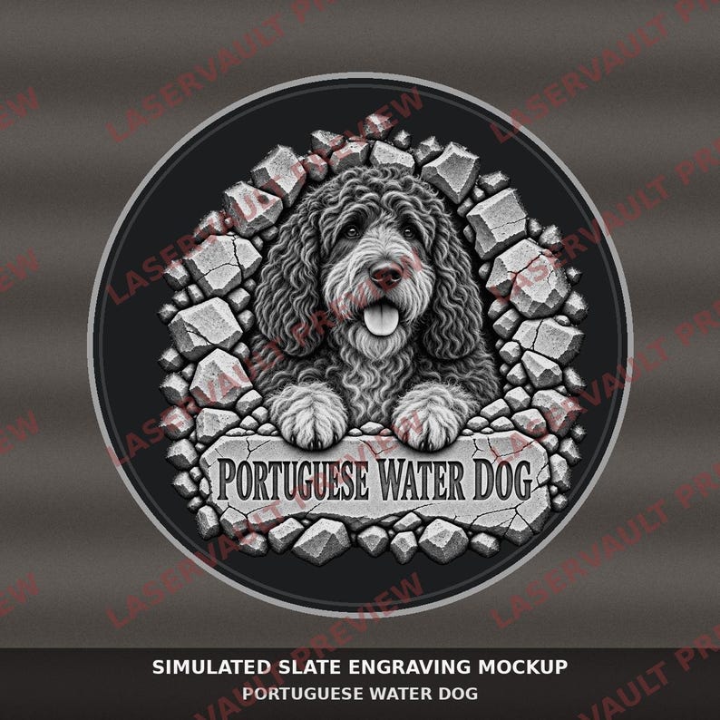Op de afbeelding: Een rond grafisch ontwerp met een gedetailleerde illustratie van een Portugese Waterhond met krullende vacht, geplaatst achter een gebarsten stenen muureffect. De tekst PORTUGUESE WATER DOG is onderaan in een stenen plaat gegraveerd.
