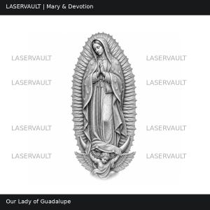 Puede incluir: Un relieve en escala de grises de Nuestra Se&ntilde;ora de Guadalupe con una figura central con las manos juntas en oraci&oacute;n, rodeada por un sol radiante, sobre una luna creciente sostenida por un &aacute;ngel alado, con el texto LASERVAULT.