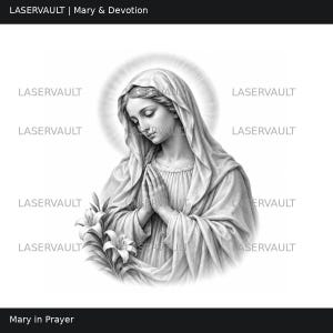Puede incluir: Una ilustraci&oacute;n en blanco y negro de Mar&iacute;a en oraci&oacute;n con las manos juntas, vistiendo un velo y t&uacute;nica drapeados, acompa&ntilde;ada de lirios. El texto LASERVAULT aparece repetidamente en el fondo de la imagen.