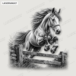 Puede incluir: Una ilustración en blanco y negro de un caballo saltando sobre una valla de madera. El caballo tiene una crin fluida y lleva una brida. La escena incluye un pilar de piedra y hierba en la base de la valla. El texto LASERVAULT aparece repetido.