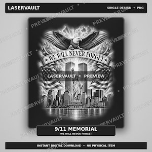 Op de afbeelding: Een zwart-wit grafisch ontwerp met een Amerikaanse zeearend met gespreide vleugels boven een banier met de tekst WE WILL NEVER FORGET. Daaronder staan de Twin Towers, het Vrijheidsbeeld en twee Amerikaanse vlaggen boven een skyline van een stad.