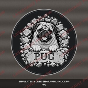 K&ouml;nnte beinhalten: Ein kreisf&ouml;rmiges Grafikdesign mit einer detaillierten Illustration eines Mopses, der durch ein Loch in einer Steinmauer schaut. Unter dem Hund befindet sich eine rechteckige Steinplatte mit dem eingravierten Wort PUG in Gro&szlig;buchstaben.