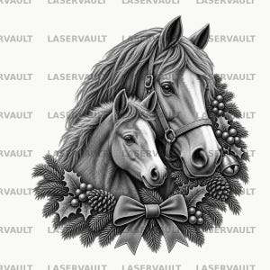 Puede incluir: Una ilustración en blanco y negro de un caballo y un potro enmarcados por una corona navideña con ramas de pino, piñas, bayas de acebo, un cascabel y un lazo grande. La palabra LASERVAULT se repite como marca de agua en el fondo.