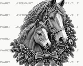 Op de afbeelding: Een zwart-witillustratie van een paard en veulen omringd door een kerstkrans met dennentakken, dennenappels, hulstbessen, een belletje en een grote strik. Het woord LASERVAULT is herhaaldelijk als watermerk in de achtergrond aanwezig.