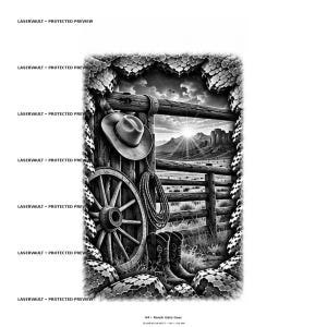 Puede incluir: Una ilustraci&oacute;n gr&aacute;fica en blanco y negro que presenta una puerta de rancho de madera, un sombrero de vaquero, una cuerda enrollada y una rueda de carreta. La escena incluye un paisaje des&eacute;rtico con monta&ntilde;as y un amanecer de fondo.