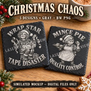 Puede incluir: Dos posavasos cuadrados de pizarra negra con ilustraciones grabadas. El posavasos izquierdo muestra a una persona envolviendo un regalo con el texto WRAP STAR TAPE DISASTER. El derecho muestra a una persona con pasteles y el texto MINCE PIE QUALITY CONTROL.