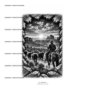 Puede incluir: Un estampado gr&aacute;fico en blanco y negro que muestra a un vaquero a caballo arreando ganado por un paisaje des&eacute;rtico con mesetas bajo un cielo soleado. La escena est&aacute; enmarcada por un borde texturizado. Texto: LASERVAULT PROTECTED PREVIEW.