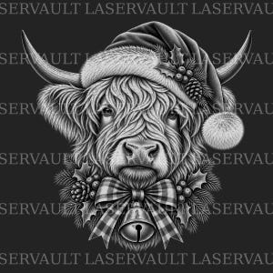 Puede incluir: Una ilustración en blanco y negro de una vaca Highland con un gorro de Papá Noel con pompón. La vaca tiene cuernos largos, pelaje desgreñado y un lazo a cuadros con una campana, rodeada de hojas de acebo y piñas. El texto dice SERVAULT.