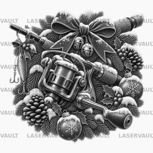 Puede incluir: Una ilustraci&oacute;n en blanco y negro de una ca&ntilde;a de pescar y un carrete dentro de una corona festiva de ramas de pino, acebo y pi&ntilde;as. El arreglo est&aacute; decorado con un lazo grande, dos cascabeles y dos adornos con dise&ntilde;os de copos de nieve.