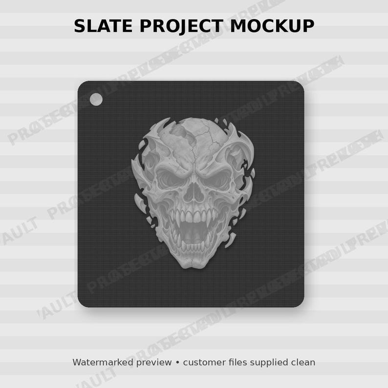 Puede incluir: Una placa de pizarra cuadrada de color gris oscuro con un dise&ntilde;o de calavera grabado en gris claro con dientes afilados y una superficie agrietada. El texto SLATE PROJECT MOCKUP aparece arriba y el texto Watermarked preview &bull; customer files supplied clean abajo.