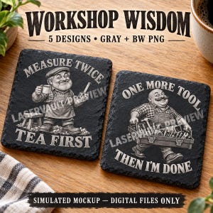 Puede incluir: Dos posavasos cuadrados de pizarra negra con ilustraciones grabadas de trabajadores barbudos. El posavasos izquierdo muestra a un trabajador con una taza y el texto MEASURE TWICE TEA FIRST. El derecho muestra a un trabajador con una caja de herramientas y el texto ONE MORE TOOL THEN I'M DONE.