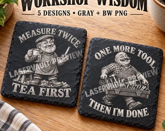 Puede incluir: Dos posavasos cuadrados de pizarra negra con ilustraciones grabadas de trabajadores barbudos. El posavasos izquierdo muestra a un trabajador con una taza y el texto MEASURE TWICE TEA FIRST. El derecho muestra a un trabajador con una caja de herramientas y el texto ONE MORE TOOL THEN I'M DONE.