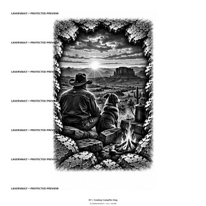 Puede incluir: Una ilustraci&oacute;n gr&aacute;fica en blanco y negro titulada 07 Cowboy Campfire Dog, 100 x 100 mm. Muestra a un vaquero y un perro sentados junto a una fogata, mirando un paisaje des&eacute;rtico con monta&ntilde;as y una puesta de sol, enmarcado por rocas.