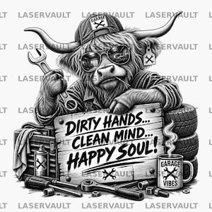 Puede incluir: Una ilustración en blanco y negro de una vaca Highland con gorra y gafas de sol, sosteniendo una llave inglesa. La vaca se apoya en un letrero de madera que dice "DIRTY HANDS... CLEAN MIND... HAPPY SOUL!" y una taza "GARAGE VIBES".
